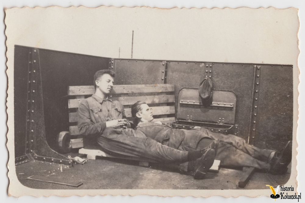 Polscy żołnierze podczas odpoczynku w węglarce w Gałkówku 3 września 1939 r.