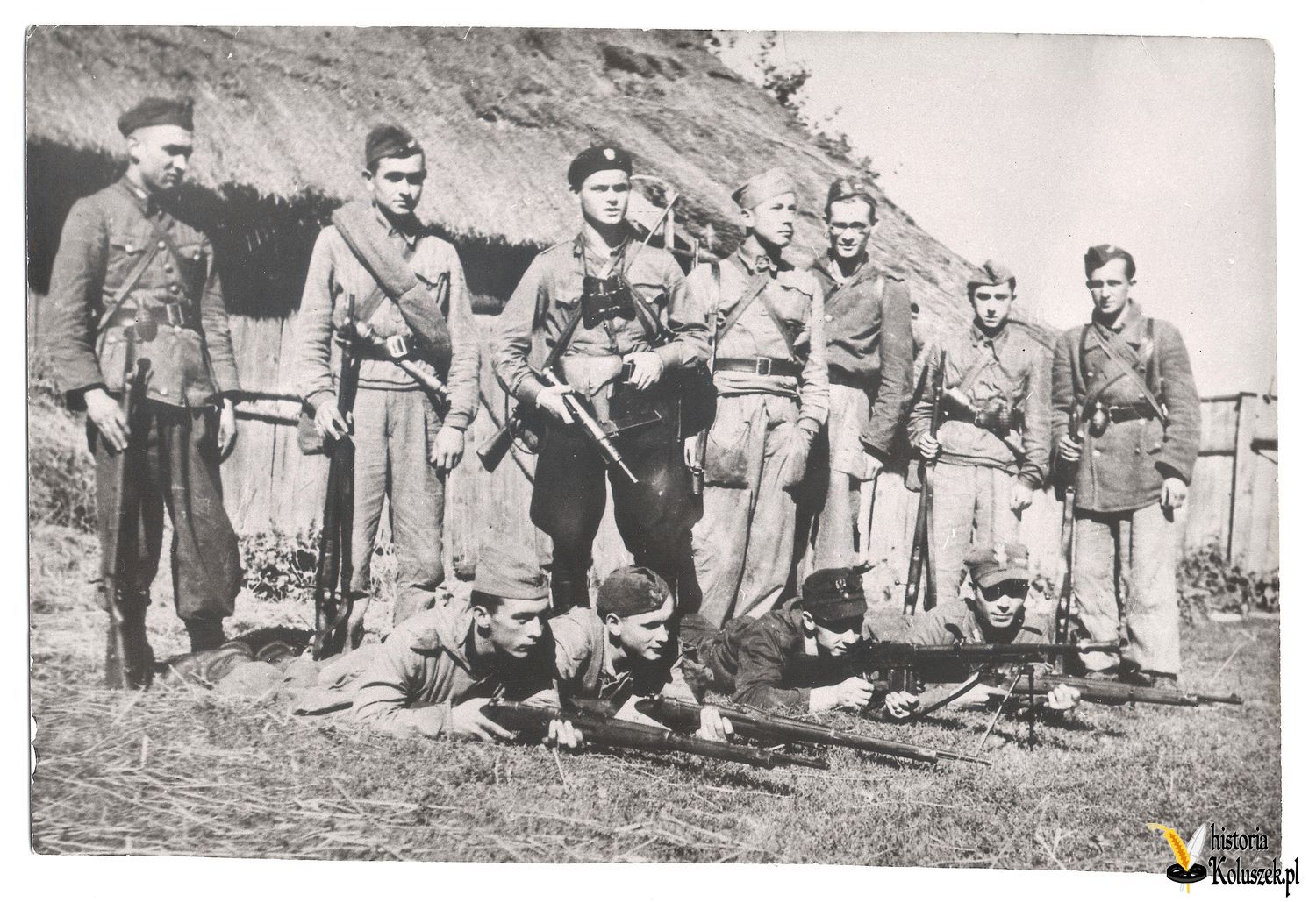 Stoją od lewej: Kazimierz Lisik „Grom II” Stanisław Szałkowski „Wanda” Teodor Zep „Witt” Olgierd Monowid „Zelina” Zygmunt Ciećko „Witold” Stanisław Kostrzewa „Krajewski” Zbigniew Szperling „Langiewicz”  Leżą od lewej: Tadeusz Cichecki „Sekcja” Jerzy Szymczak „Niemir” Tadeusz Jasiński „Pik” Stanisław Olechowicz „Lot”
