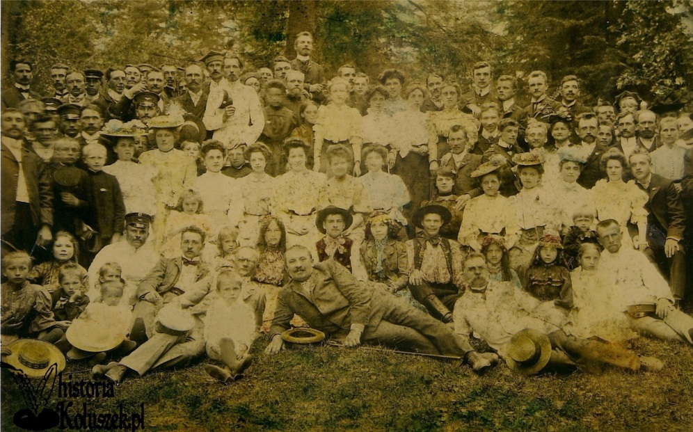 Zdjęcie mieszkańców Koluszek z 1900 roku, prawdopodobnie po wystawieniu sztuki przez  Towarzystwo Muzyczno – Dramatyczne na rzecz budowy Kościoła w Koluszkach.