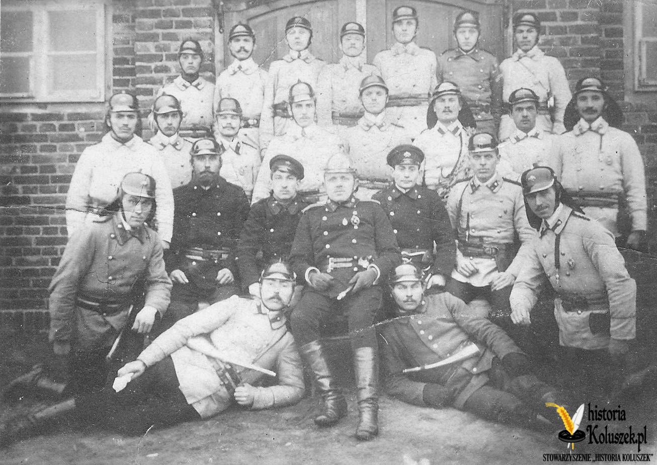 Strażacy koluszkowskiej Straży Ogniowej, po środku siedzi  komendant Bolesław Świerkowski – 1913 r.