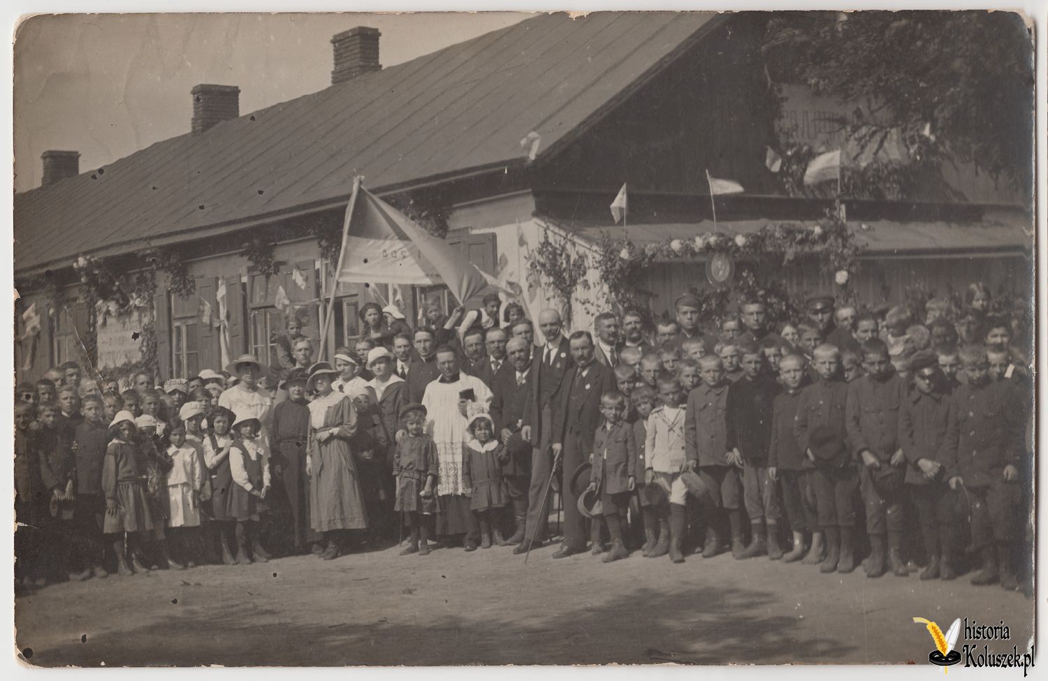 Święto sadzenia drzew na placu Straży Ogniowej przez koluszkowską macierz szkolną, po środku ks. Ignacy Dąbrowski – 20 kwietnia 1918 r.