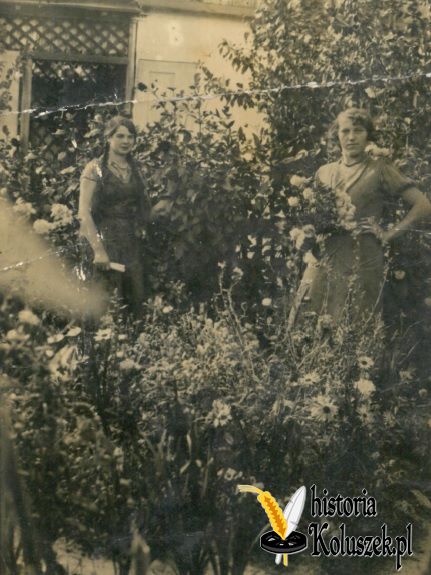 Adela (z lewej) w ogrodzie konkursowym, Będzelin 1933