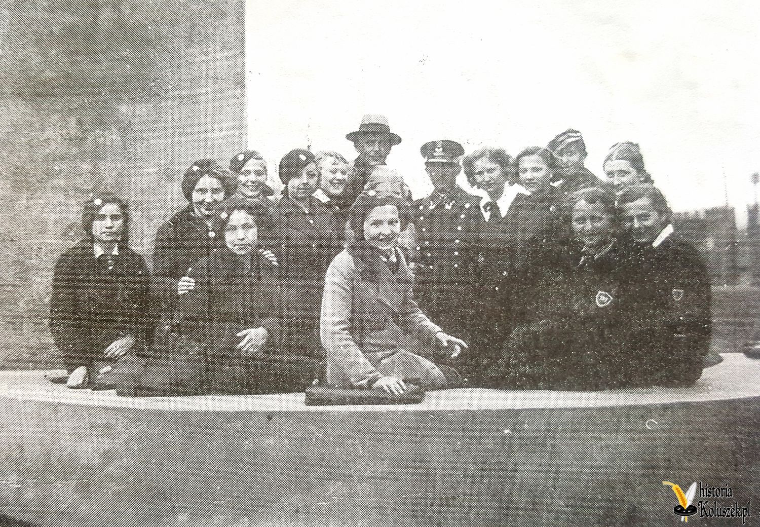Grono pedagogiczne Gimnazjum im. Henryka Sienkiewicza przed Pomnikiem Orła Białego - lata 30.