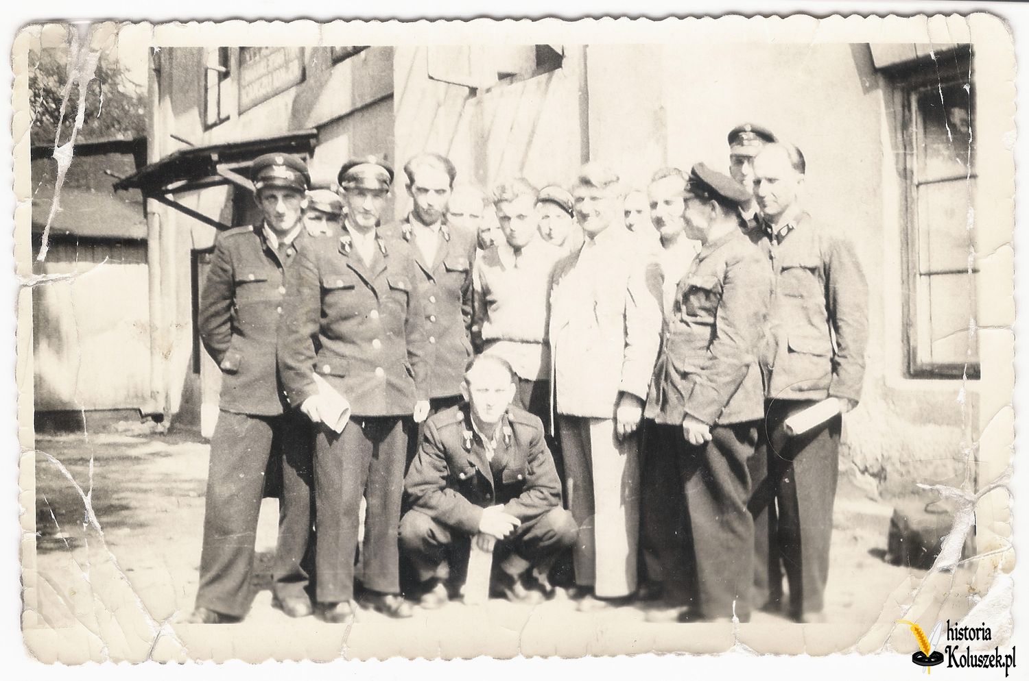 Drużyna konduktorska z Koluszek przed ZZK Węzeł w Koluszkach. Rok 1956-1958.